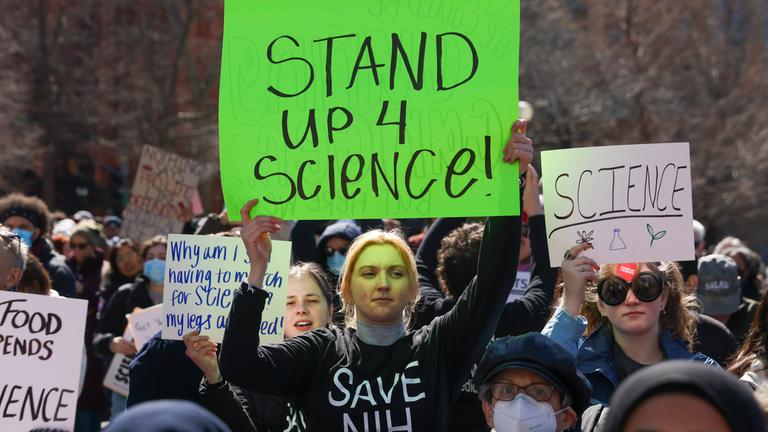 Eine Teilnehmerin des "Stand Up for Science"-Protest in New York hält ein Schild hoch.
