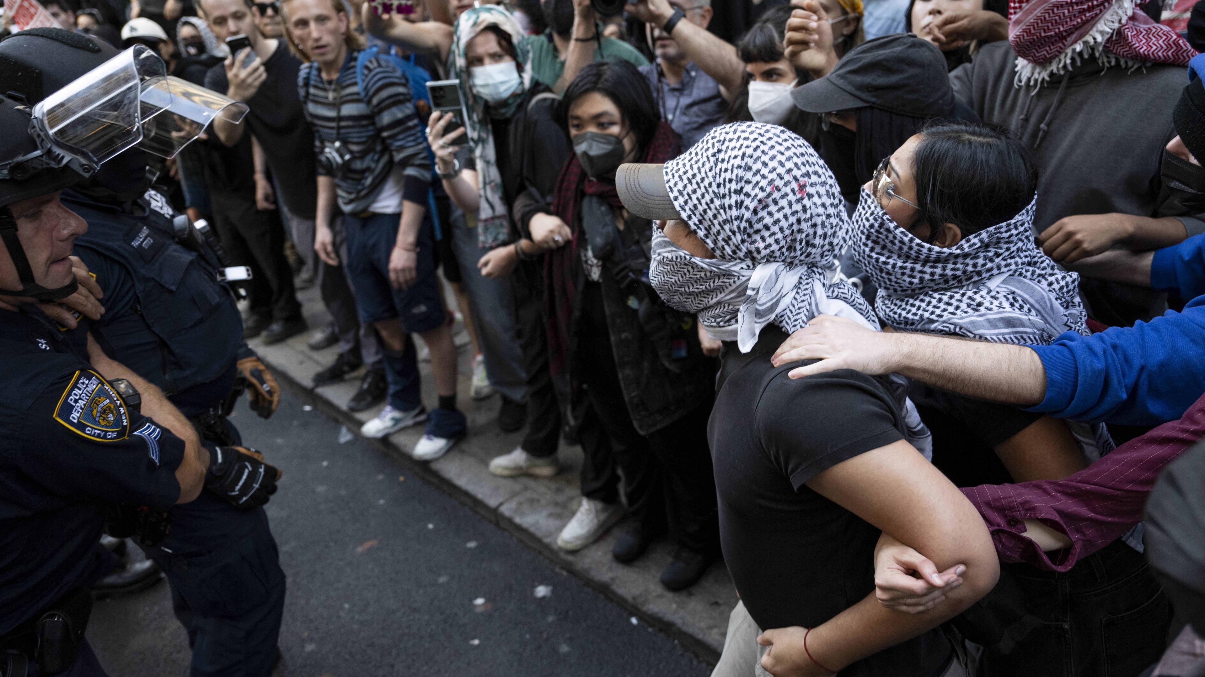 Demonstranten und Polizei stehen sich gegenüber