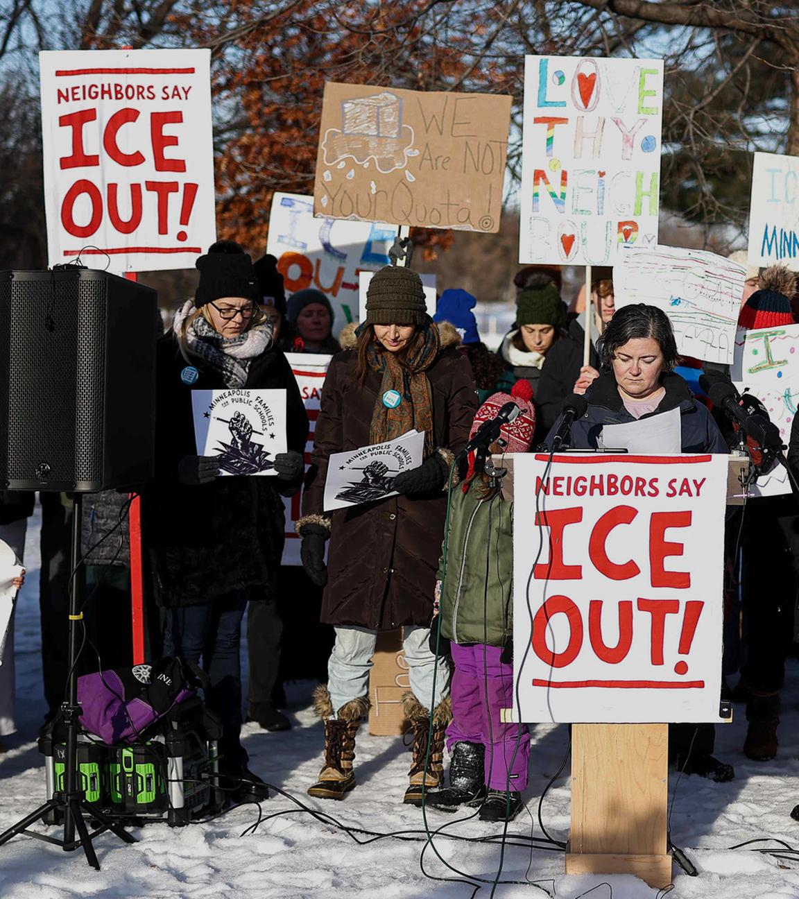 Menschen halten während einer von der Gruppe „Minneapolis Families for Public Schools“ organisierten Pressekonferenz in Minneapolis, Minnesota, am 9. Januar 2026 eine Schweigeminute ab.