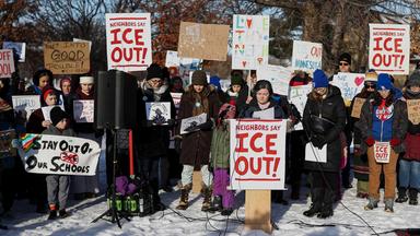 Menschen halten während einer von der Gruppe „Minneapolis Families for Public Schools“ organisierten Pressekonferenz in Minneapolis, Minnesota, am 9. Januar 2026 eine Schweigeminute ab.