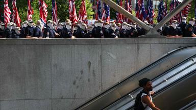 Mitglieder der White-Supremacist-Gruppierung "Patriot Front" versammeln sich während der Feierlichkeiten zum 4. Juli an der U-Bahn-Station Eastern Market.