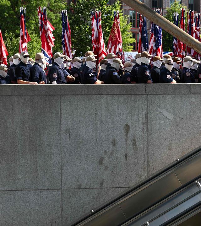 Mitglieder der White-Supremacist-Gruppierung "Patriot Front" versammeln sich während der Feierlichkeiten zum 4. Juli an der U-Bahn-Station Eastern Market.