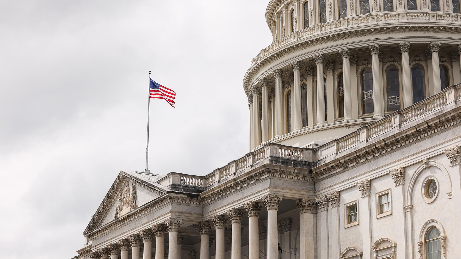 Die US-Flagge weht vor dem US-Kapitol.