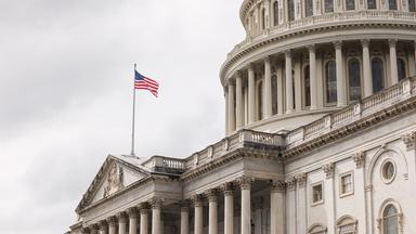 Die US-Flagge weht vor dem US-Kapitol.
