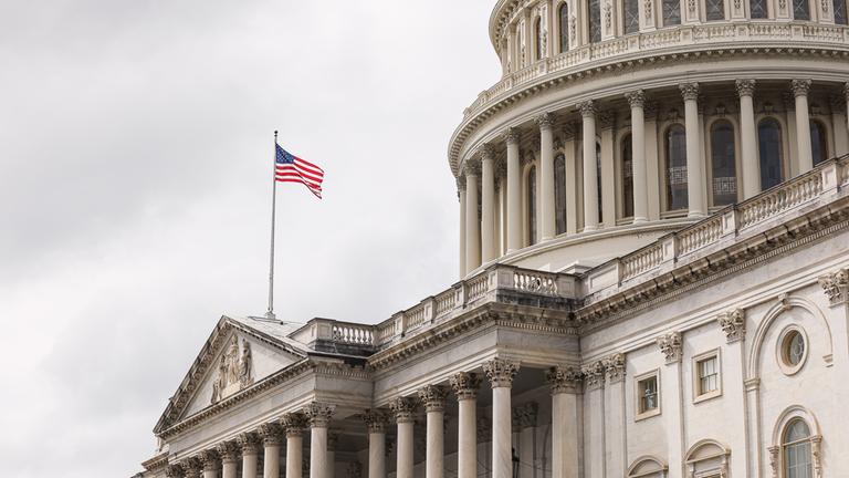 Die US-Flagge weht vor dem US-Kapitol.