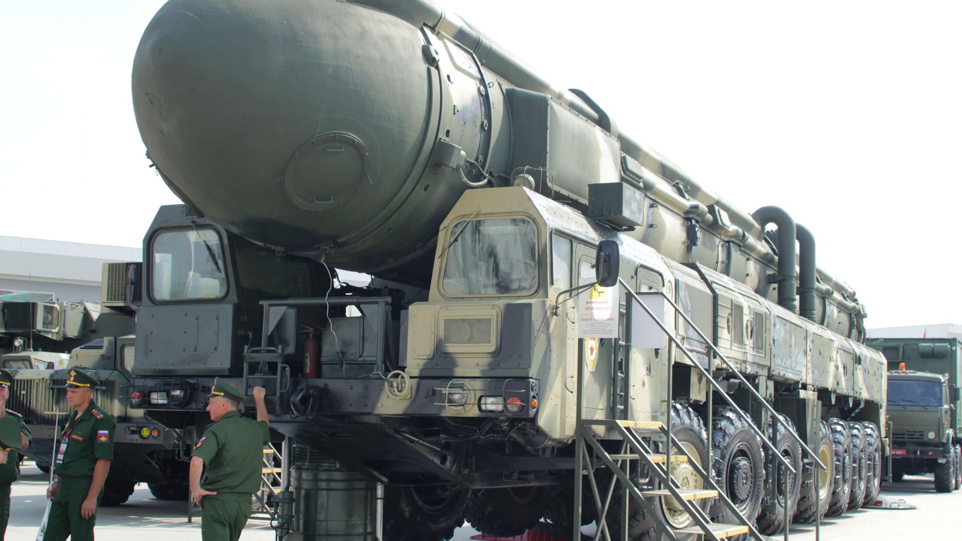 Eine mit Nuklearsprengköpfen bestückbare Interkontinentalrakete vom Typ Topol in Moskau