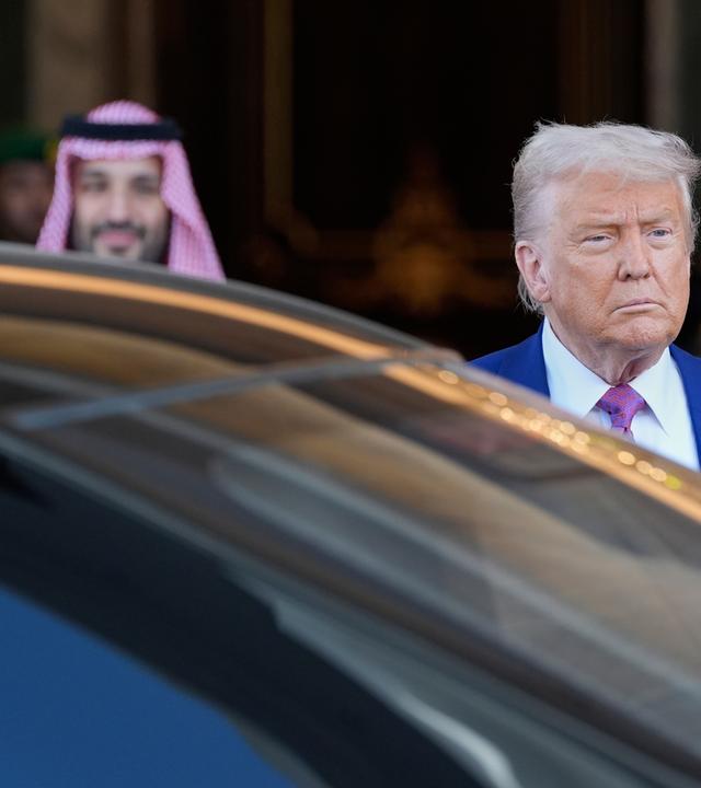 Archiv: Präsident Donald Trump beim Verlassen des Königlichen Palastes nach einer Unterzeichnungszeremonie mit dem saudischen Kronprinzen Mohammed bin Salman in Riad, Saudi-Arabien, am Dienstag, dem 13. Mai 2025. 
