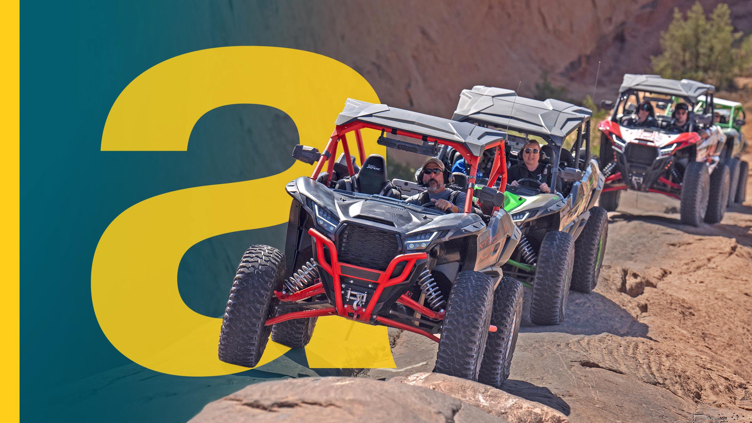 Offroad-Trucks bewältigen am den Hells Revenge 4X4 Trail in der Nähe von Moab, Utah.