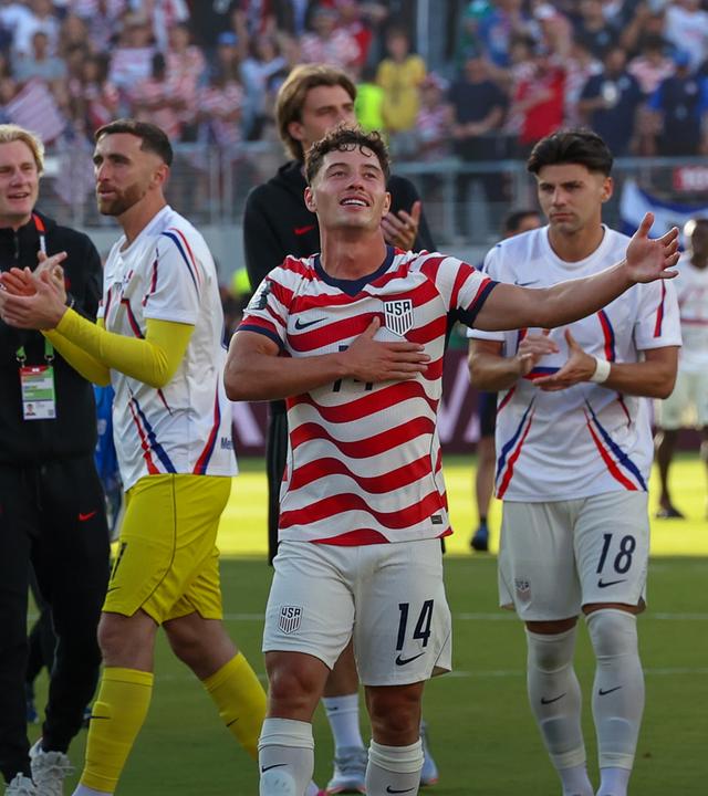 Christian Pulisic (10) und Weston McKennie (8) von den USA feiern gemeinsam nach dem Spiel der Runde der letzten 32 bei der FIFA-Fußball-Weltmeisterschaft 2026 zwischen den USA und Bosnien-Herzegowina 