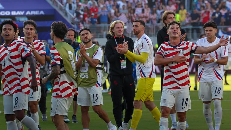 Christian Pulisic (10) und Weston McKennie (8) von den USA feiern gemeinsam nach dem Spiel der Runde der letzten 32 bei der FIFA-Fußball-Weltmeisterschaft 2026 zwischen den USA und Bosnien-Herzegowina 