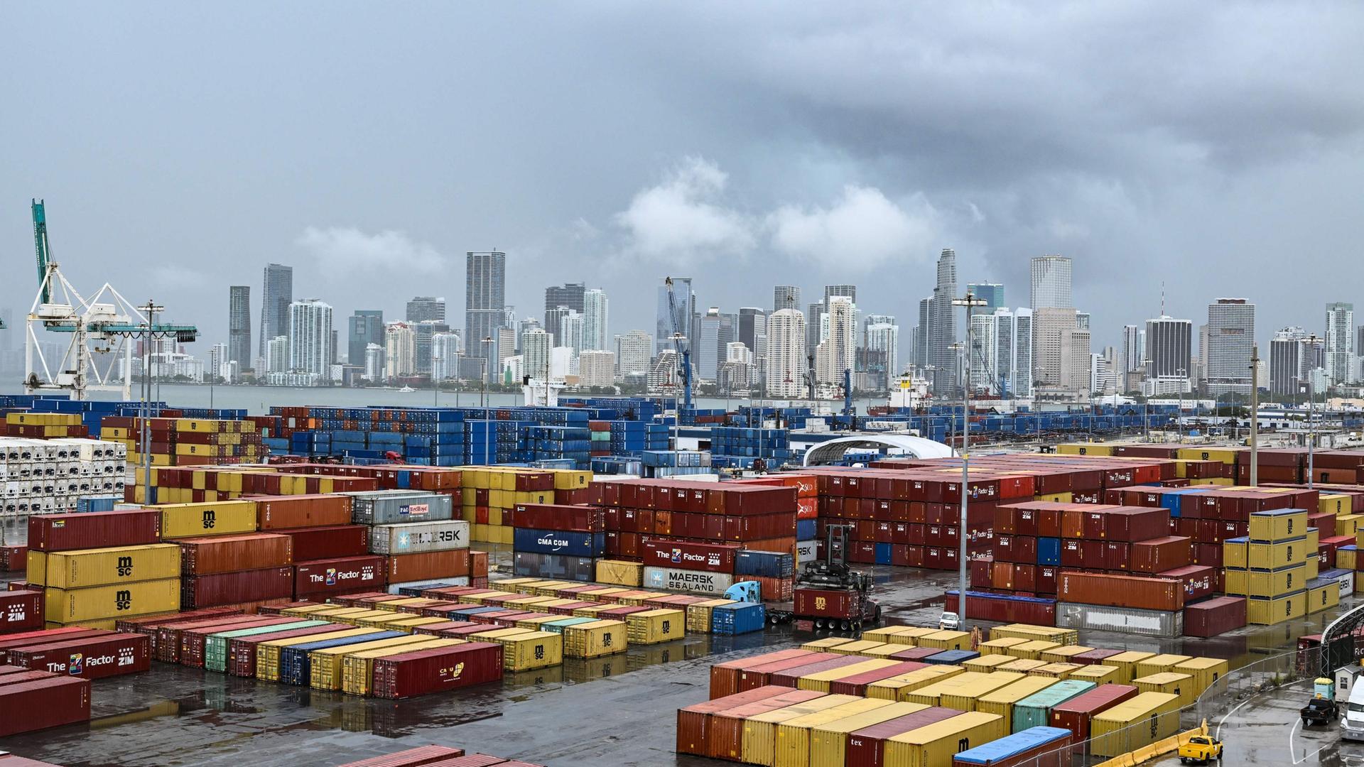USA: Schiffscontainer im Hafen von Miami, Florida