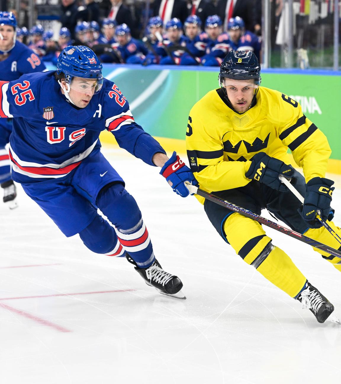 Philip Broberg (Schweden) und Charlie McAvoy (USA) kämpfen. 