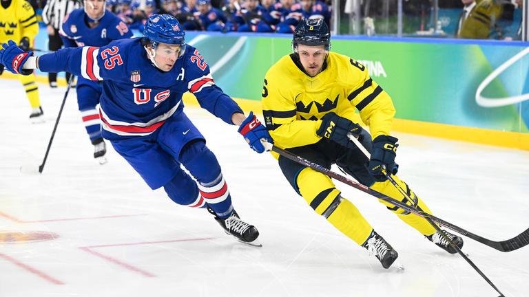 Philip Broberg (Schweden) und Charlie McAvoy (USA) kämpfen. 