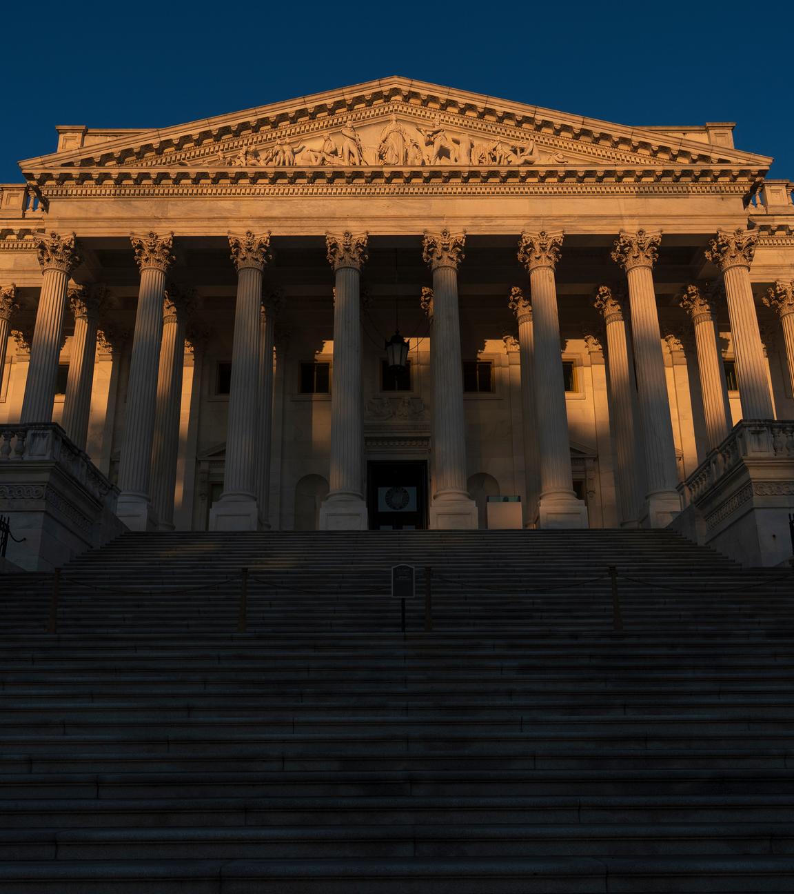 Der US-Senat bei Sonnenaufgang im Kapitol