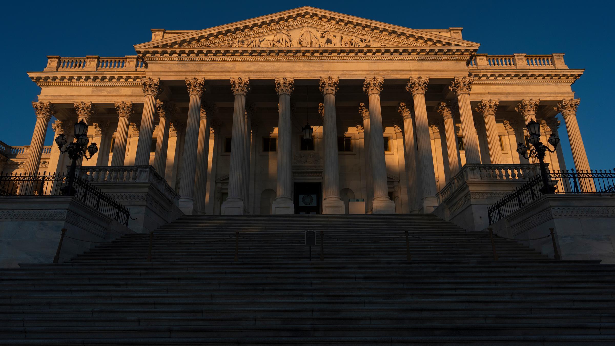 Der US-Senat bei Sonnenaufgang im Kapitol