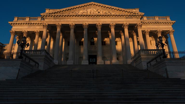 Der US-Senat bei Sonnenaufgang im Kapitol