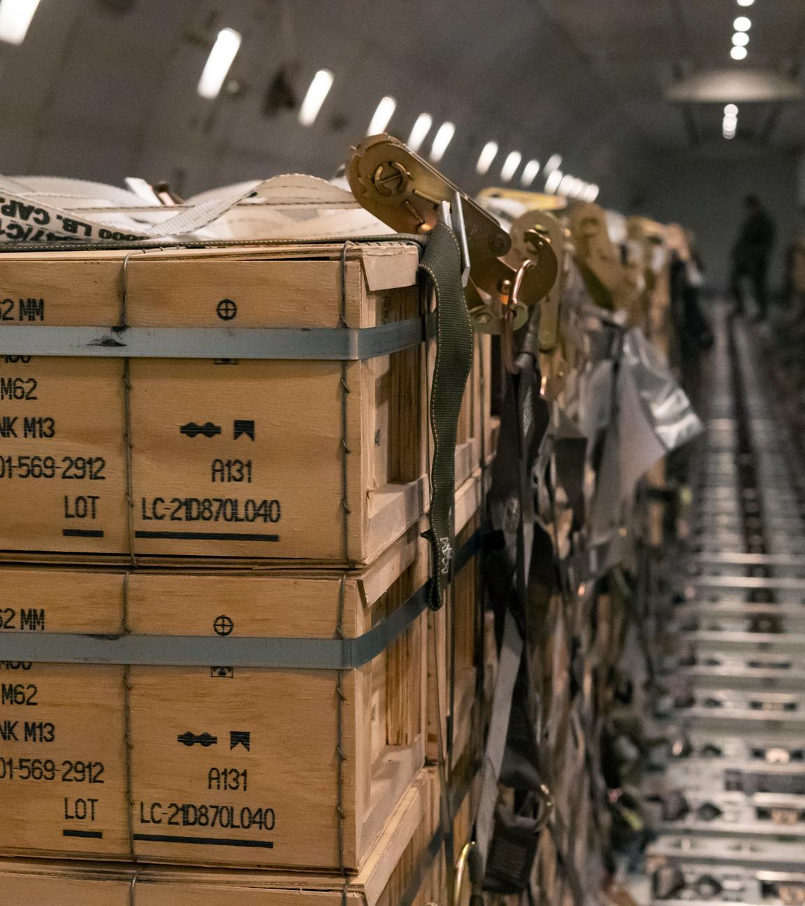 Eine Palette mit Waffen und Equipment steht in einer Air Force Basis vor dem Transport in die Ukraine.