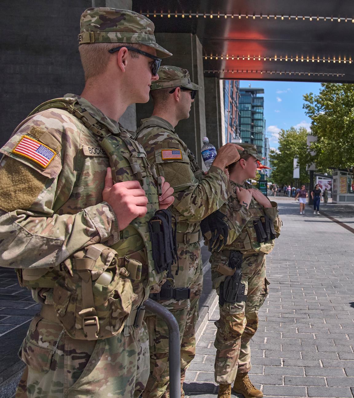  Bewaffnete Mitglieder der Ohio National Guard patrouillieren am Kai.