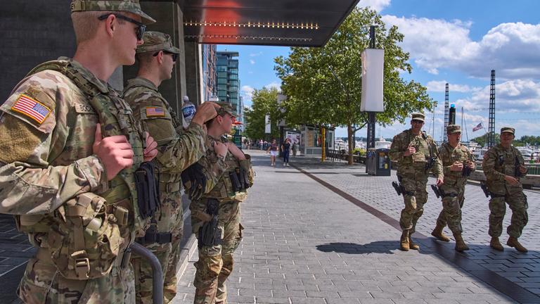  Bewaffnete Mitglieder der Ohio National Guard patrouillieren am Kai.