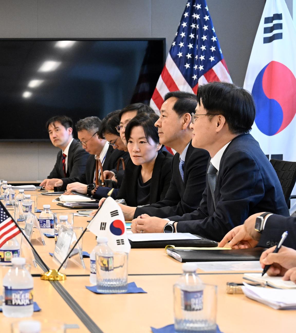 US-Handelsminister Howard Lutnick und der südkoreanische Finanzminister Koo Yun-cheol nehmen an Verhandlungen im Zollstreit teil.
