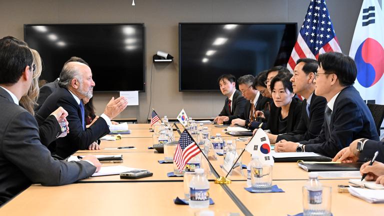 US-Handelsminister Howard Lutnick und der südkoreanische Finanzminister Koo Yun-cheol nehmen an Verhandlungen im Zollstreit teil.