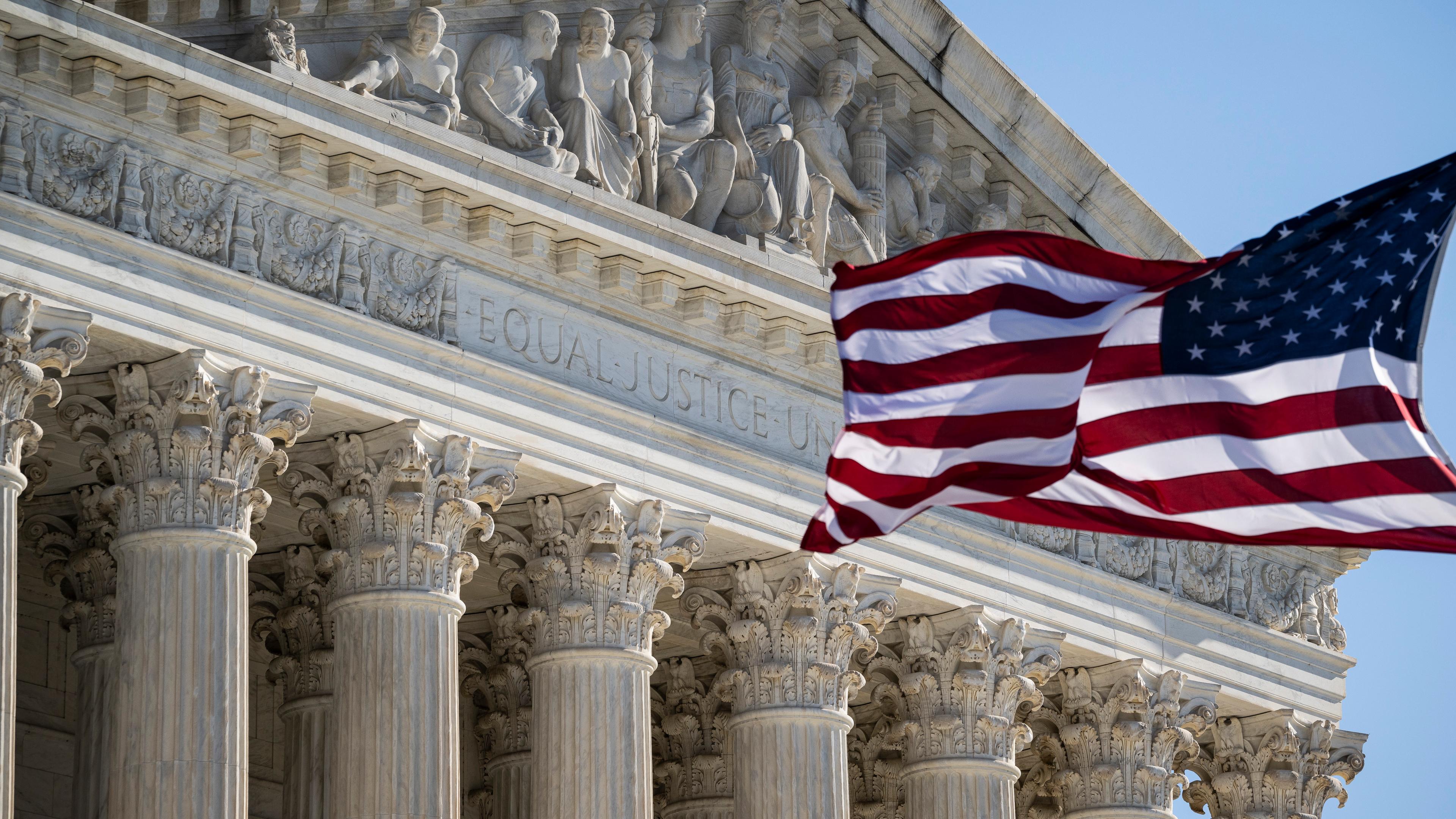 Eine US-Flagge weht im Wind vor dem Gebäude des Obersten Gerichtshof in Washington.