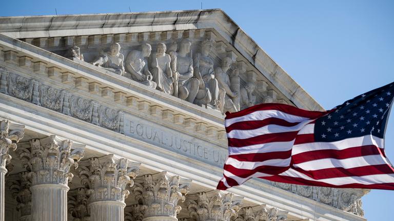 Eine US-Flagge weht im Wind vor dem Gebäude des Obersten Gerichtshof in Washington.