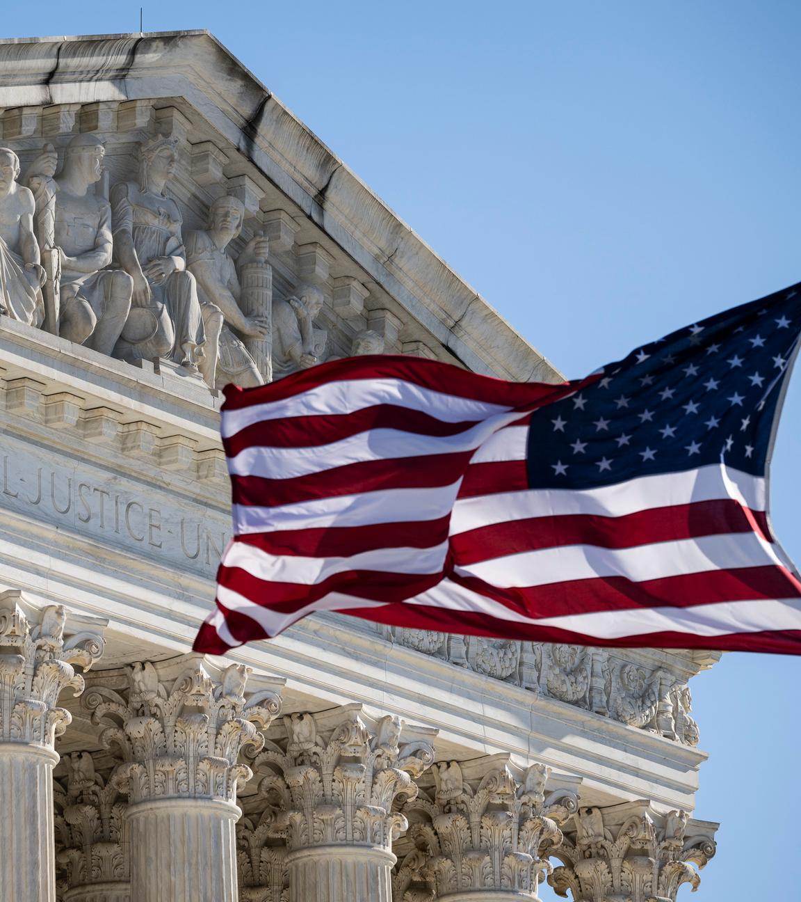 Eine US-Flagge weht vor dem Supreme Court.