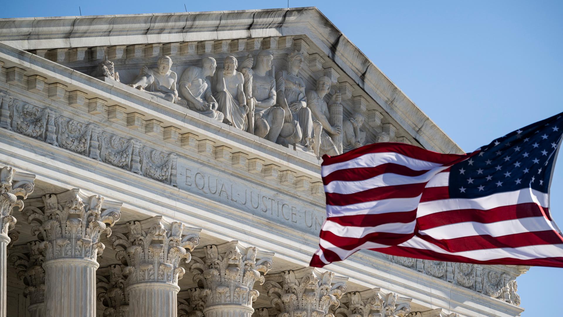 Eine US-Flagge weht vor dem Supreme Court.