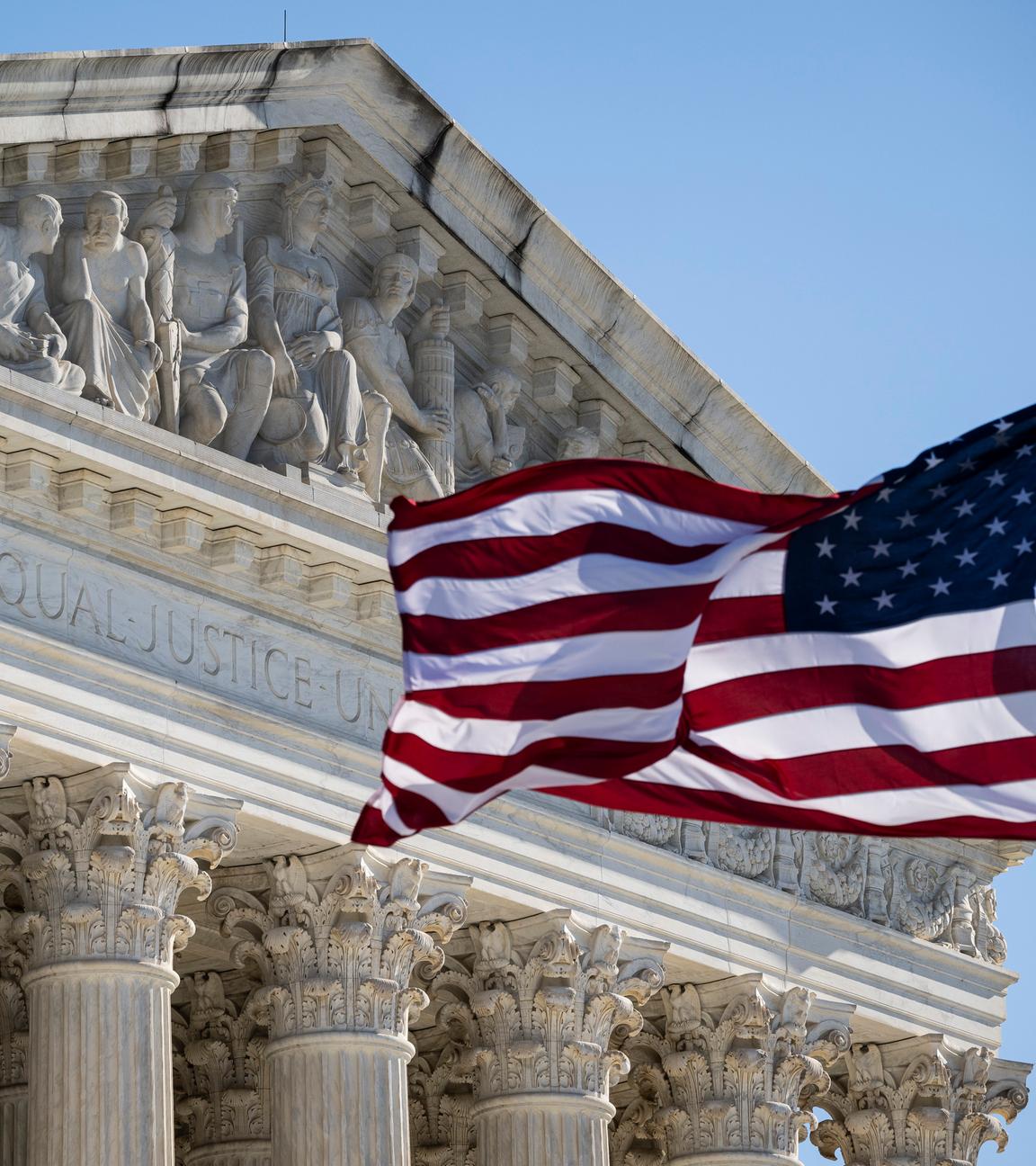Die US-Flagge weht vor dem Supreme Court.