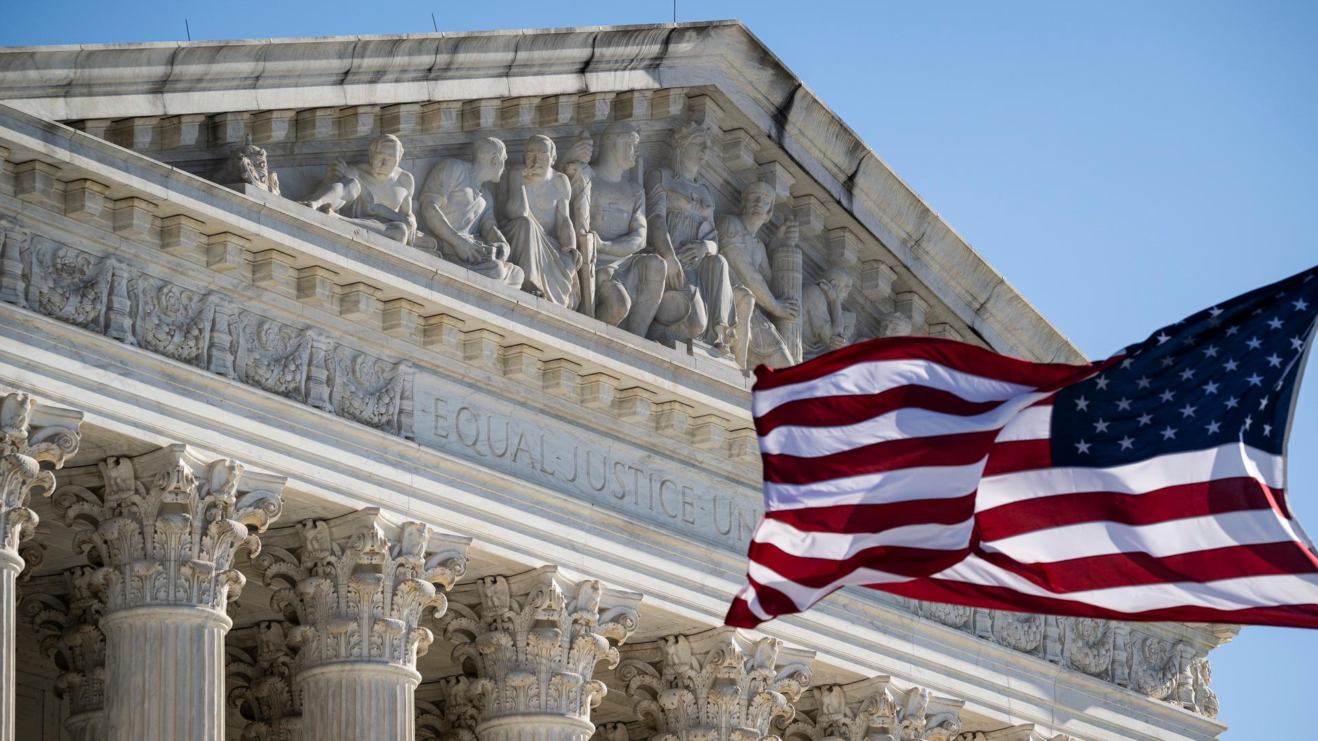 Die US-Flagge weht vor dem Supreme Court.