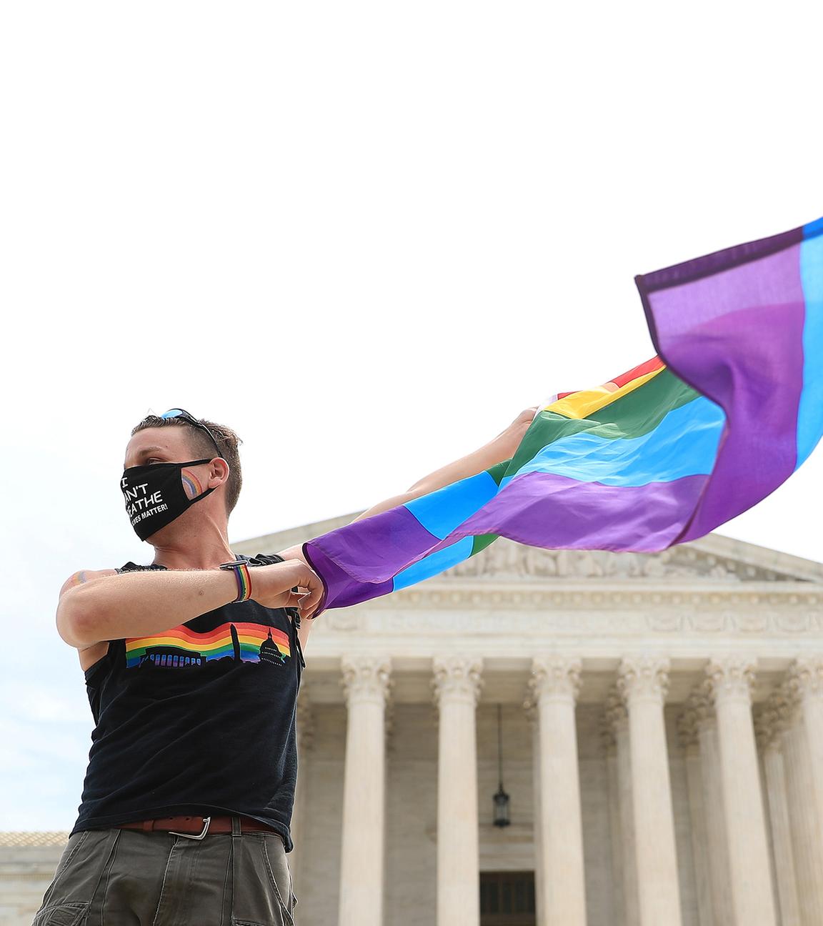USA, Washington D.C.: Joseph Fons hält die Pride-Flagge vor dem US Supreme Court in Washington D.C.