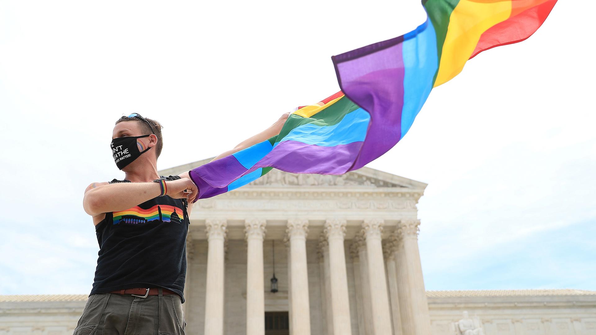 USA, Washington D.C.: Joseph Fons hält die Pride-Flagge vor dem US Supreme Court in Washington D.C.
