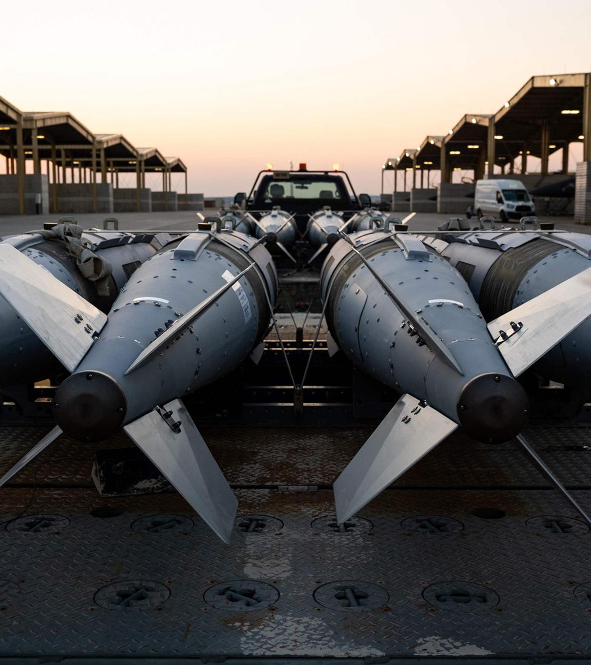 Auf diesem am 19. Dezember 2025 veröffentlichten Foto der US-Armee, aufgenommen an einem nicht genannten Ort am 18. Dezember 2025, bereiten US-Luftwaffensoldaten das Verladen von GBU-31-Munitionssystemen auf F-15E-„Strike Eagle“-Jets im Verantwortungsbereich des US-Zentralkommandos zur Unterstützung der Operation „Hawkeye Strike“ vor. US-Streitkräfte griffen am Freitag mehr als 70 Ziele der Terrormiliz „Islamischer Staat“ in Syrien an. Präsident Donald Trump bezeichnete dies als „sehr ernste Vergeltung“ für einen Angriff, bei dem am vergangenen Wochenende drei US-Amerikaner getötet worden waren.