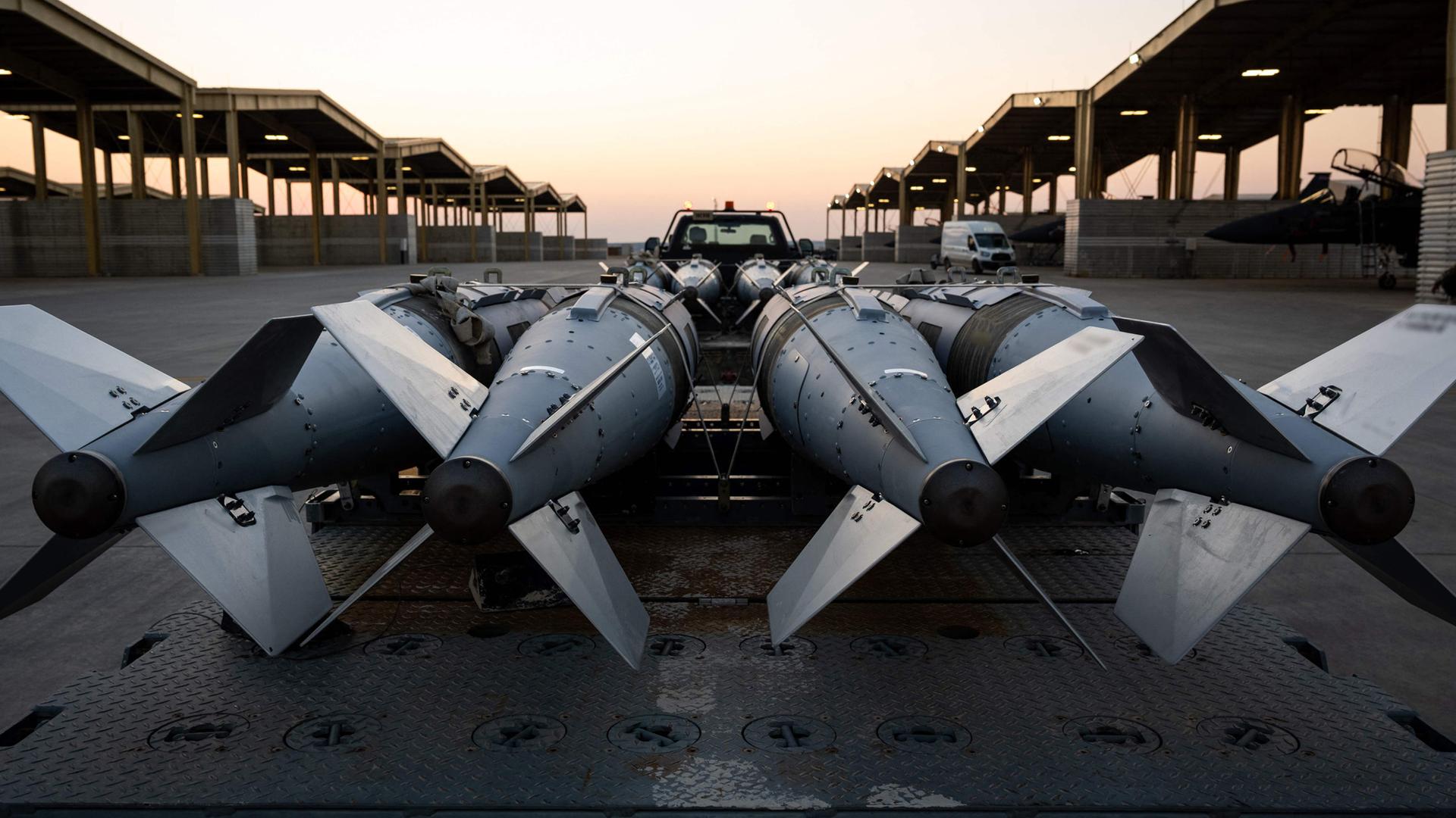 Auf diesem am 19. Dezember 2025 veröffentlichten Foto der US-Armee, aufgenommen an einem nicht genannten Ort am 18. Dezember 2025, bereiten US-Luftwaffensoldaten das Verladen von GBU-31-Munitionssystemen auf F-15E-„Strike Eagle“-Jets im Verantwortungsbereich des US-Zentralkommandos zur Unterstützung der Operation „Hawkeye Strike“ vor. US-Streitkräfte griffen am Freitag mehr als 70 Ziele der Terrormiliz „Islamischer Staat“ in Syrien an. Präsident Donald Trump bezeichnete dies als „sehr ernste Vergeltung“ für einen Angriff, bei dem am vergangenen Wochenende drei US-Amerikaner getötet worden waren.