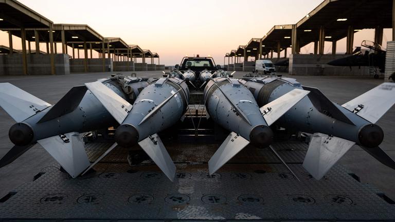 Auf diesem am 19. Dezember 2025 veröffentlichten Foto der US-Armee, aufgenommen an einem nicht genannten Ort am 18. Dezember 2025, bereiten US-Luftwaffensoldaten das Verladen von GBU-31-Munitionssystemen auf F-15E-„Strike Eagle“-Jets im Verantwortungsbereich des US-Zentralkommandos zur Unterstützung der Operation „Hawkeye Strike“ vor. US-Streitkräfte griffen am Freitag mehr als 70 Ziele der Terrormiliz „Islamischer Staat“ in Syrien an. Präsident Donald Trump bezeichnete dies als „sehr ernste Vergeltung“ für einen Angriff, bei dem am vergangenen Wochenende drei US-Amerikaner getötet worden waren.