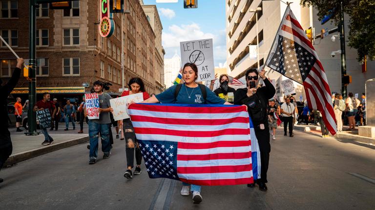 Menschen demonstrieren in San Antonio gegen die Razzien der US-Einwanderungsbehörde ICE