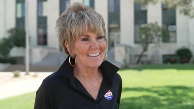 Roxanna Maddox, eine republikanische Wählerin steht vor dem Gerichtsgebäude von Jacksboro im US-Bundesstaat Texas.