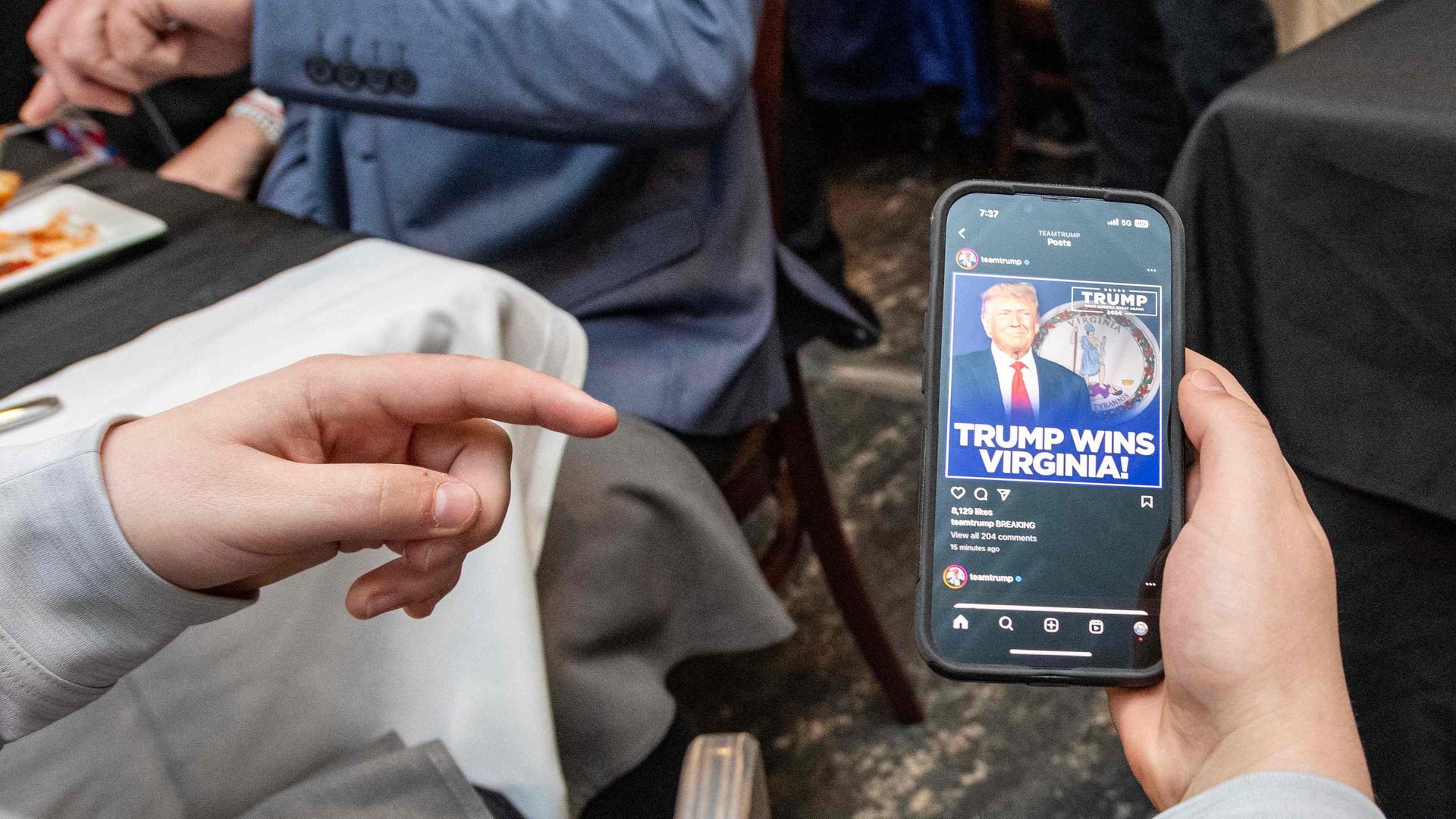 Ein iPhone zeigt einen Instagram-Post zu Trumps Sieg bei den Präsidentschaftsvorwahlen in Virgina.