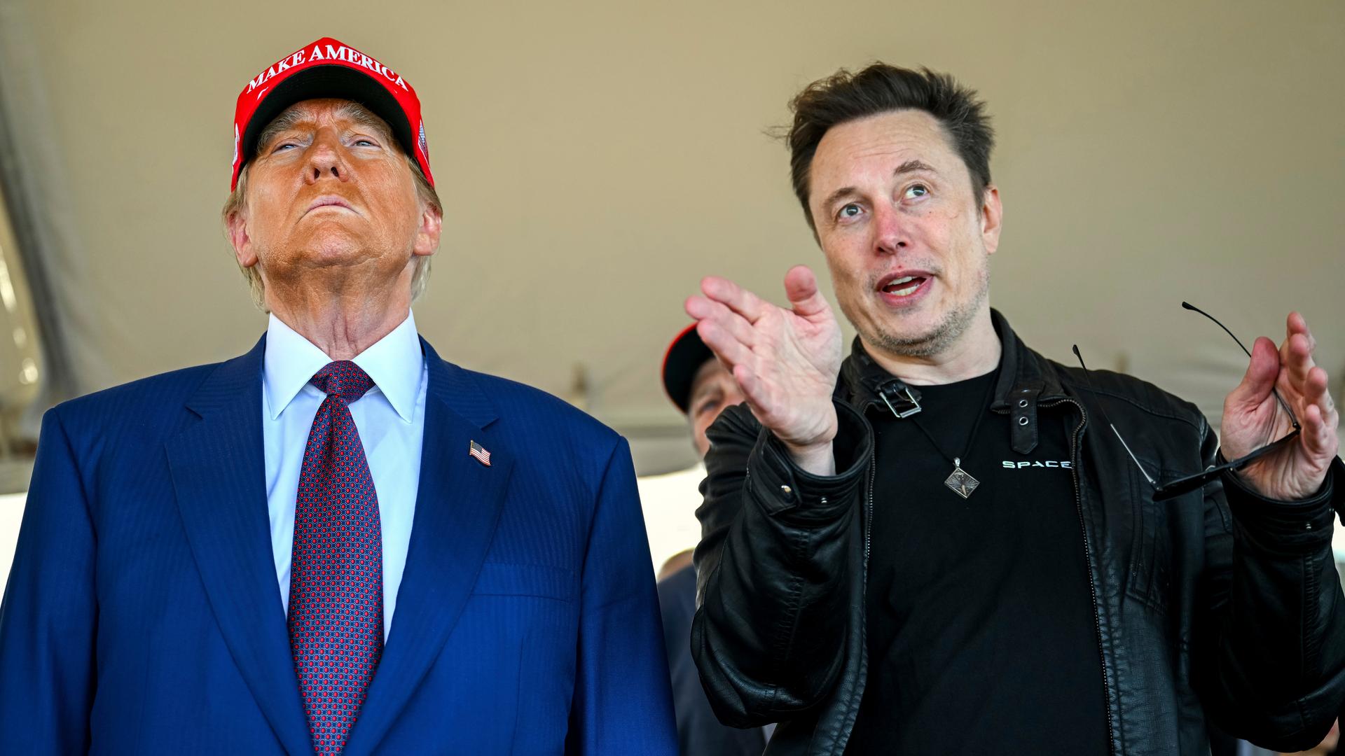 Der designierte US-Präsident Donald Trump hört Elon Musk zu, als er ankommt, um zu sehen, wie die Mega-Rakete Starship von SpaceX zu einem Testflug von der Starbase in Boca Chica, Texas, abhebt.