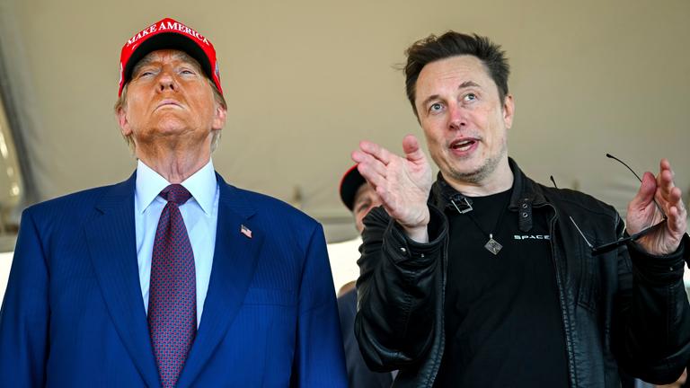 Der designierte US-Präsident Donald Trump hört Elon Musk zu, als er ankommt, um zu sehen, wie die Mega-Rakete Starship von SpaceX zu einem Testflug von der Starbase in Boca Chica, Texas, abhebt.