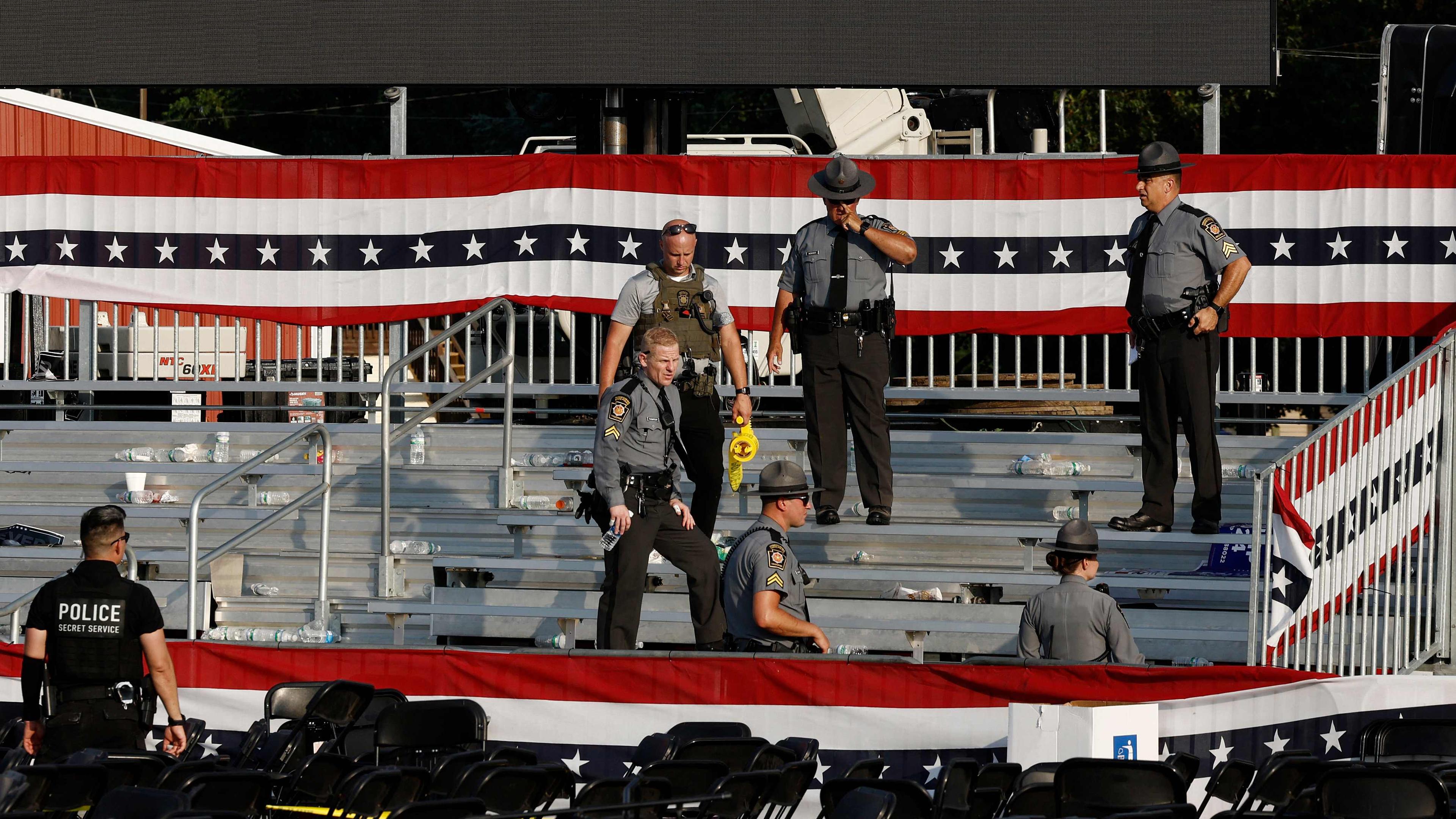 Beamte stehen nach den Schüssen auf Ex-US-Präsident Trump auf der Bühne in Pennsylvania. 