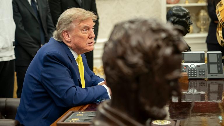 Donald Trump im Oval Office des Weißen Hauses in Washington