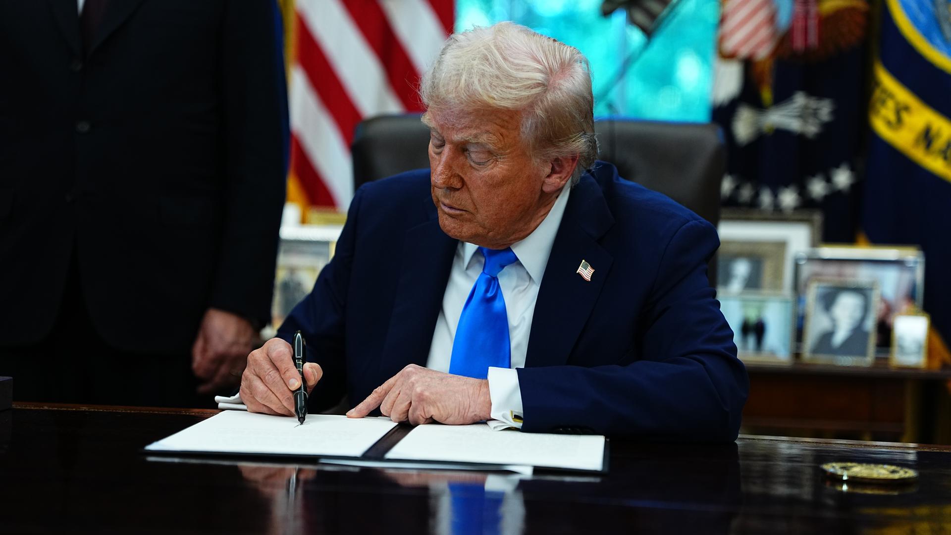 US-Präsident Donald Trump unterzeichnet eine Verordnung zur Genehmigung eines neuen Visaprogramms