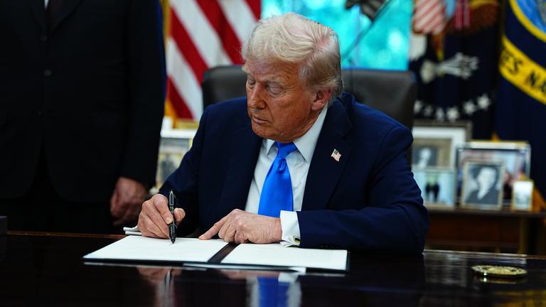 US-Präsident Donald Trump unterzeichnet eine Verordnung zur Genehmigung eines neuen Visaprogramms