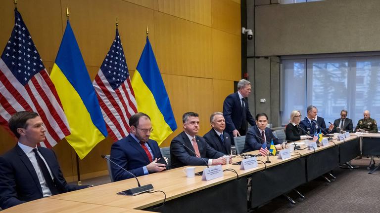 US-Außenminister Marco Rubio, Steve Witkoff, US-Armeeminister Daniel Driscoll und Jared Kushner, gegenüber der ukrainischen Delegation am Verhandlungstisch.