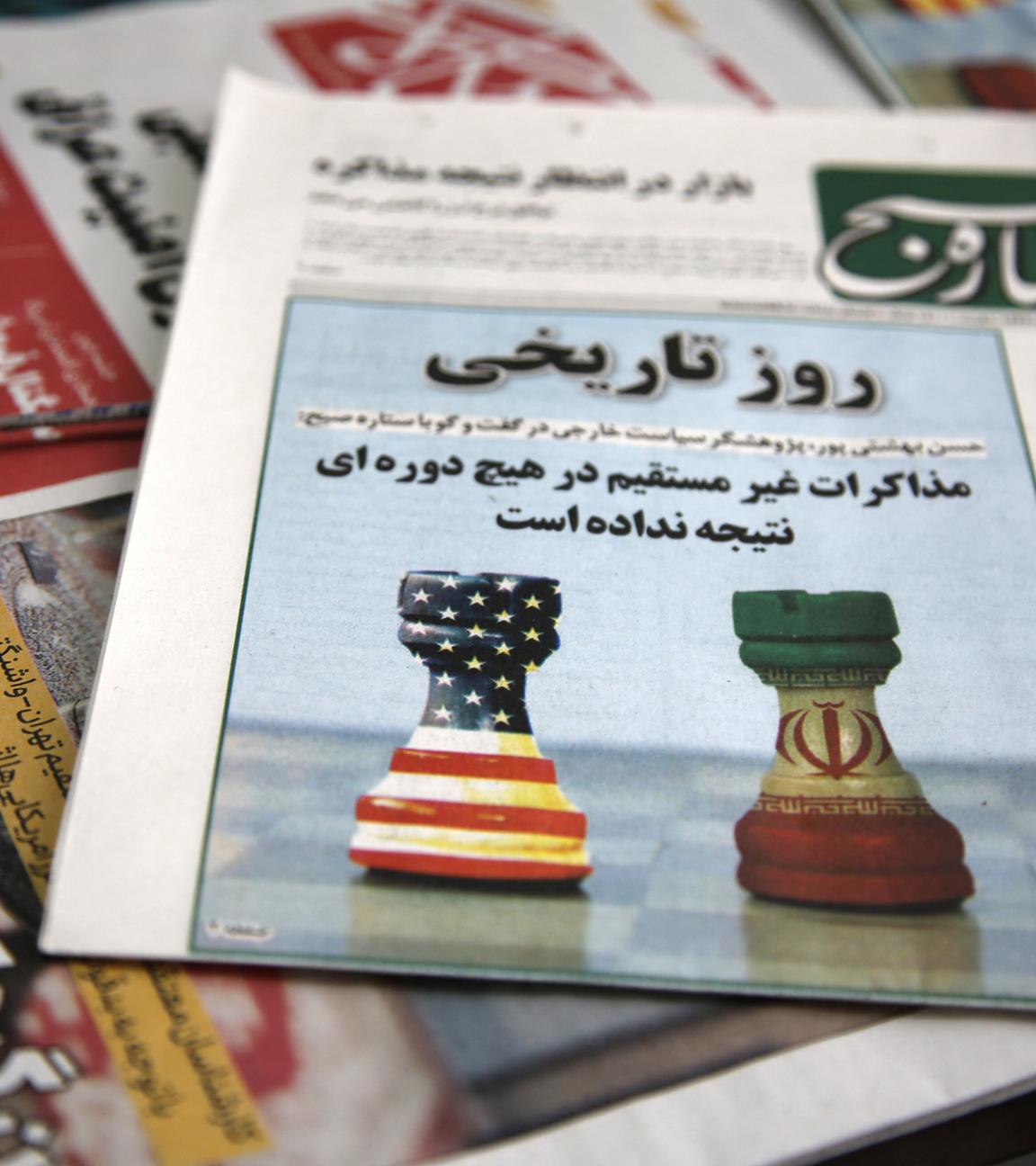 Archiv: Eine Zeitung mit der Schlagzeile über indirekte Verhandlungen zwischen dem Iran und den USA in Maskat, Oman, liegt am 12. 4. 2025 an einem Zeitungskiosk in Teheran, Iran, aus.
