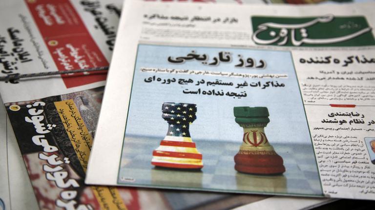 Archiv: Eine Zeitung mit der Schlagzeile über indirekte Verhandlungen zwischen dem Iran und den USA in Maskat, Oman, liegt am 12. 4. 2025 an einem Zeitungskiosk in Teheran, Iran, aus.