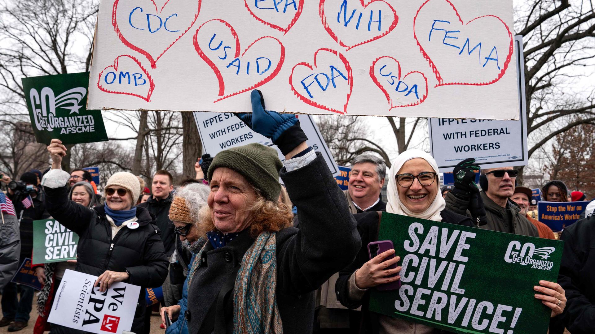 Eine Gruppe von Demonstranten nimmt an einer Demonstration zum Schutz der zivilen Einrichtungen in den USA teil.