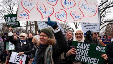 Eine Gruppe von Demonstranten nimmt an einer Demonstration zum Schutz der zivilen Einrichtungen in den USA teil.